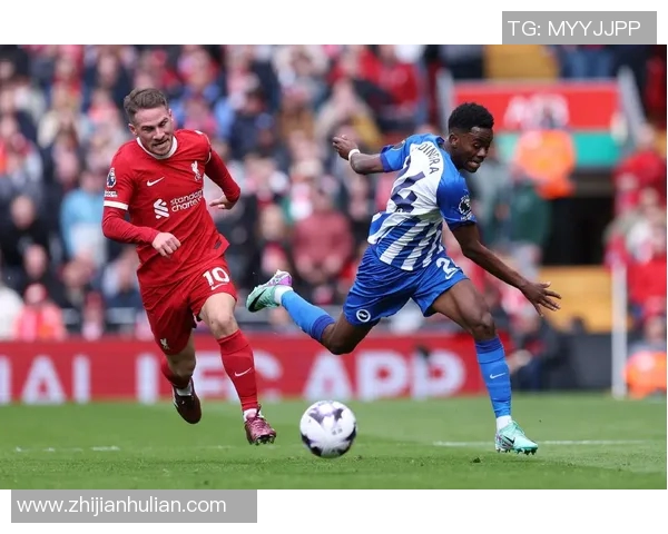 足球球星赛场遭遇意外被踢引发全场惊呼比赛气氛瞬间紧张